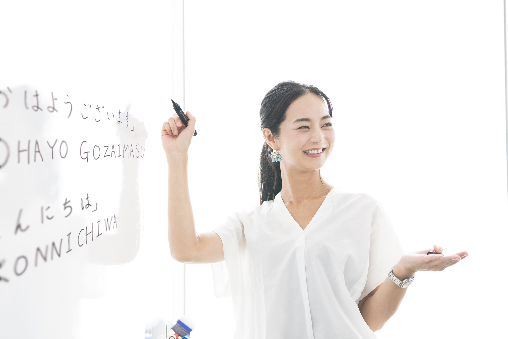 日本語教師の授業を見学している様子
